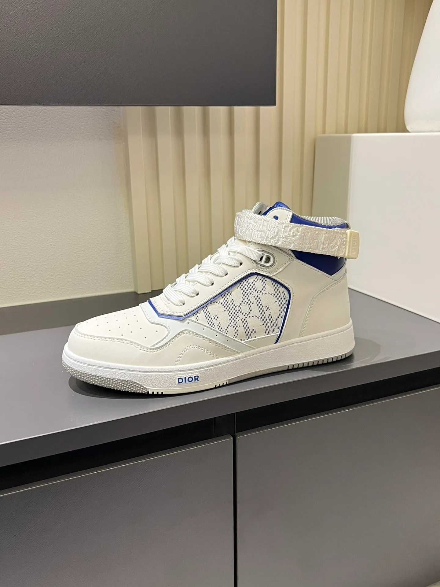 Men's shoes 💰p460 "Dio*" mid-top B27 casual sneakers. This B27 high-top sneaker is a new product in the series and continues Di*r's classic style. Crafted from gray and white smooth calf leather with beige and black Oblique print panels on the sides. The "CD Icon" shaped shoelace eyelets are clever and delicate, and the two-color rubber sole, rear collar and heel are all equipped with the brand's iconic details to enhance the style. Oblique printed straps at the ankle allow for an adjustable fit to complement the overall design. Fashionable and versatile, it can complement any look. Create an exquisite design with unique dynamic vitality and modern atmosphere, presented in low-top and high-top styles. This new must-have shoe adds a new dimension to Dior's archive heritage, embodying modern elegance. Purchase the original version and make it 1:1. If you need top quality, please come to me! Male 38-44!